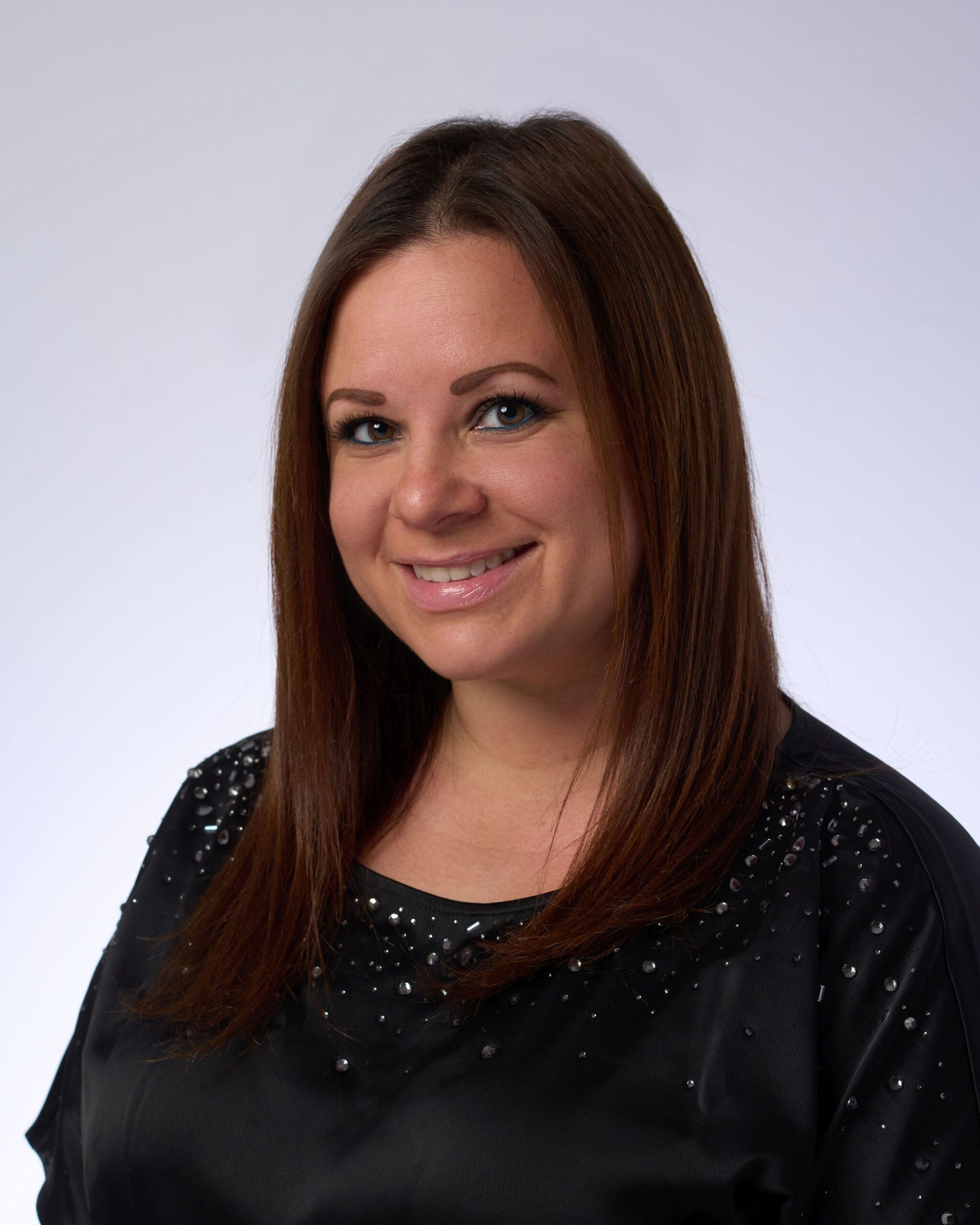 Dana Aviles headshot